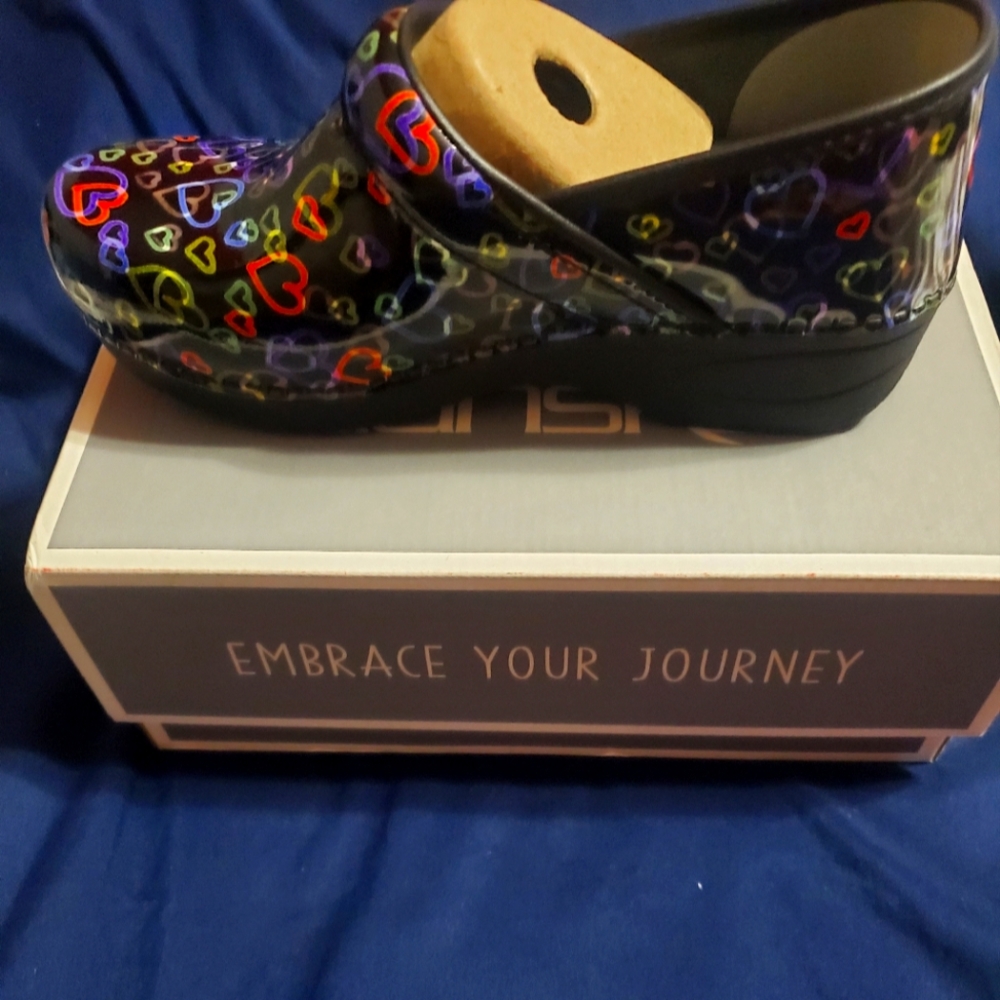 dansko xp 2.0 floating heart clogs
